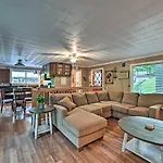 Lake Barkley Home Private Dock, Kayaks, Fire Pit!