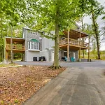 Family-Friendly Lake Escape With Deep Water Dock!