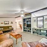 Quiet Horseshoe Hill House By Lake Barkley!