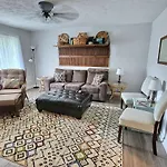 Updated Cottage, Screened Patio, Near Lake Barkley