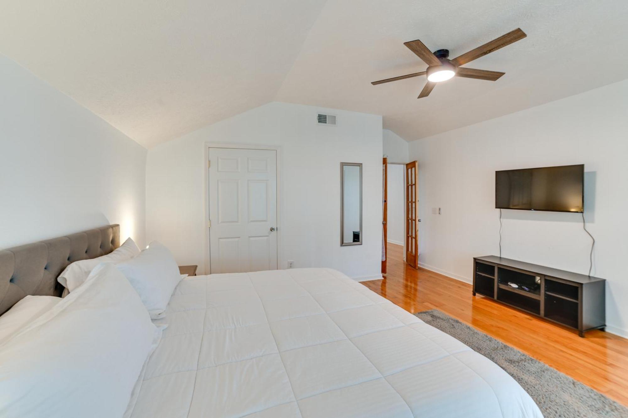 Family-friendly Escape With Deep Water Dock! *