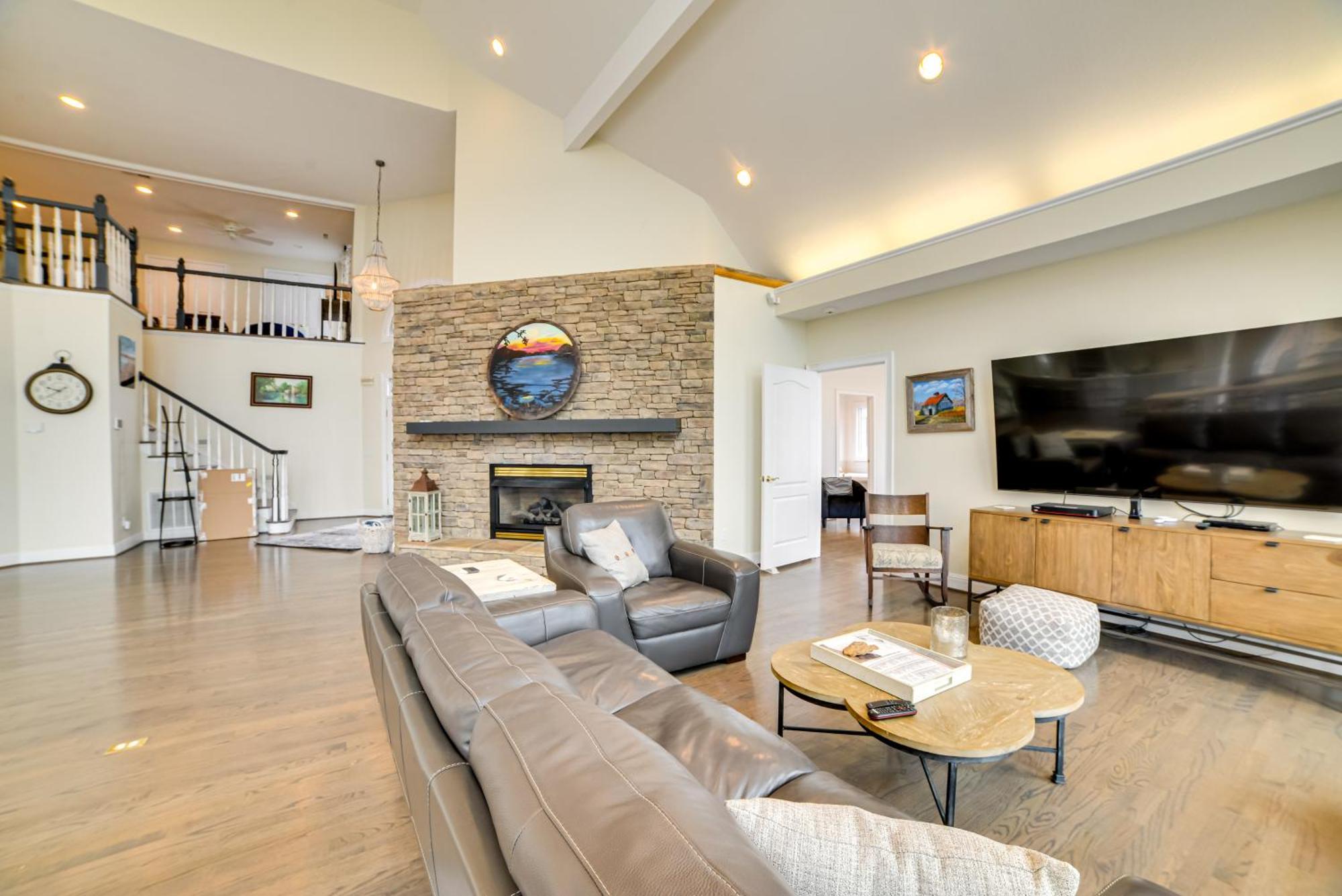 Spacious Lakefront Kentucky Rental!