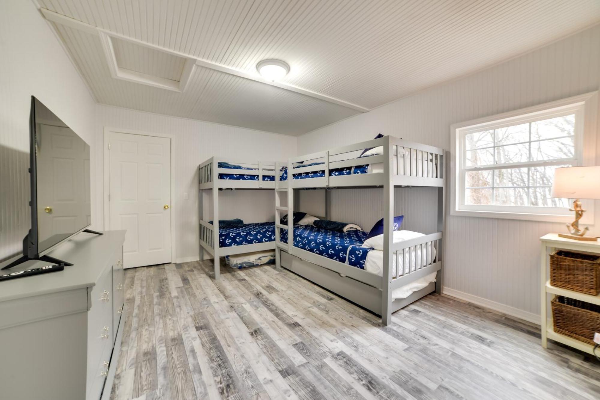 Spacious Lakefront Kentucky Rental! *