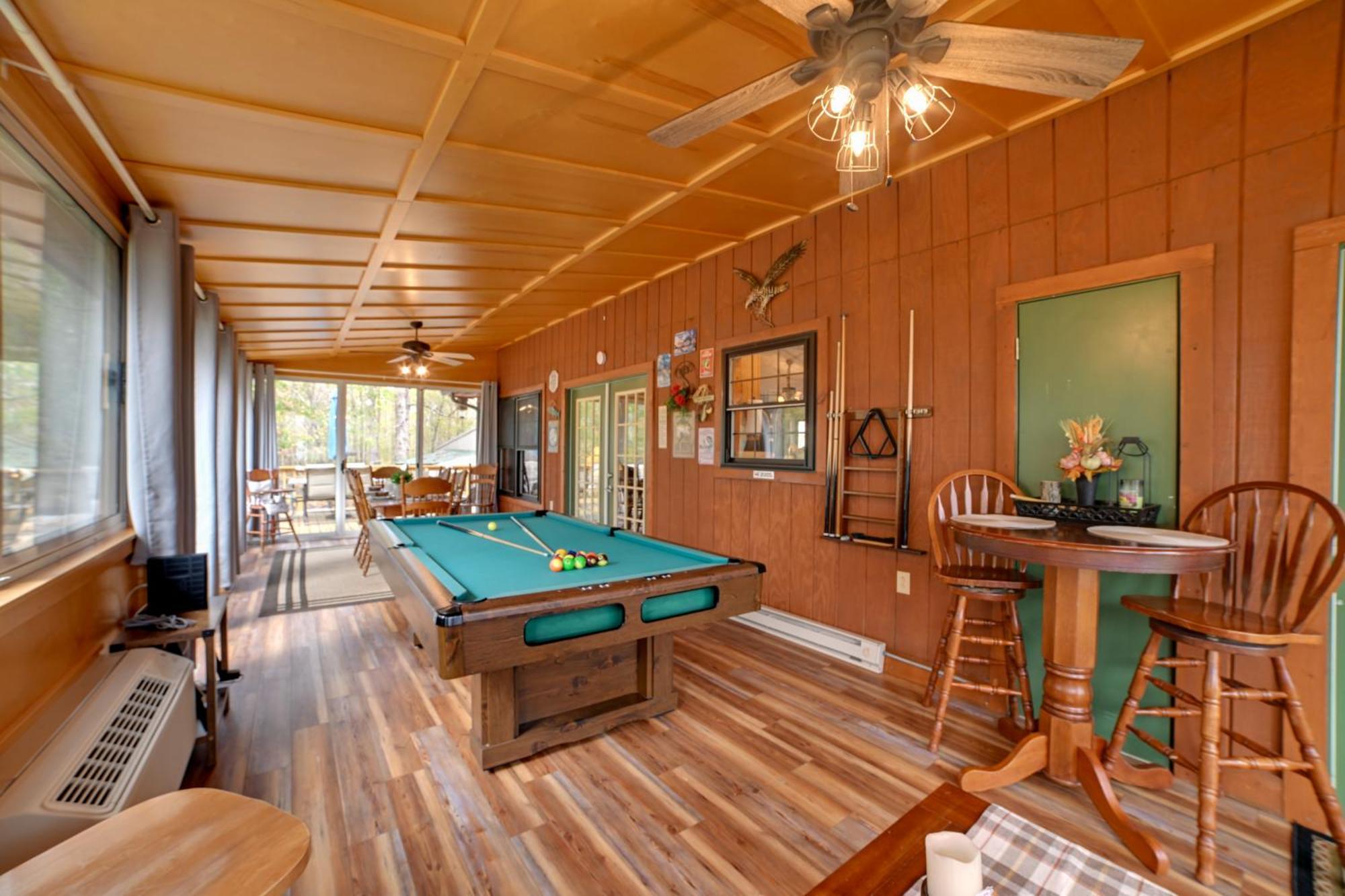 Vacation With Deck Walk To Barkley Holiday home *