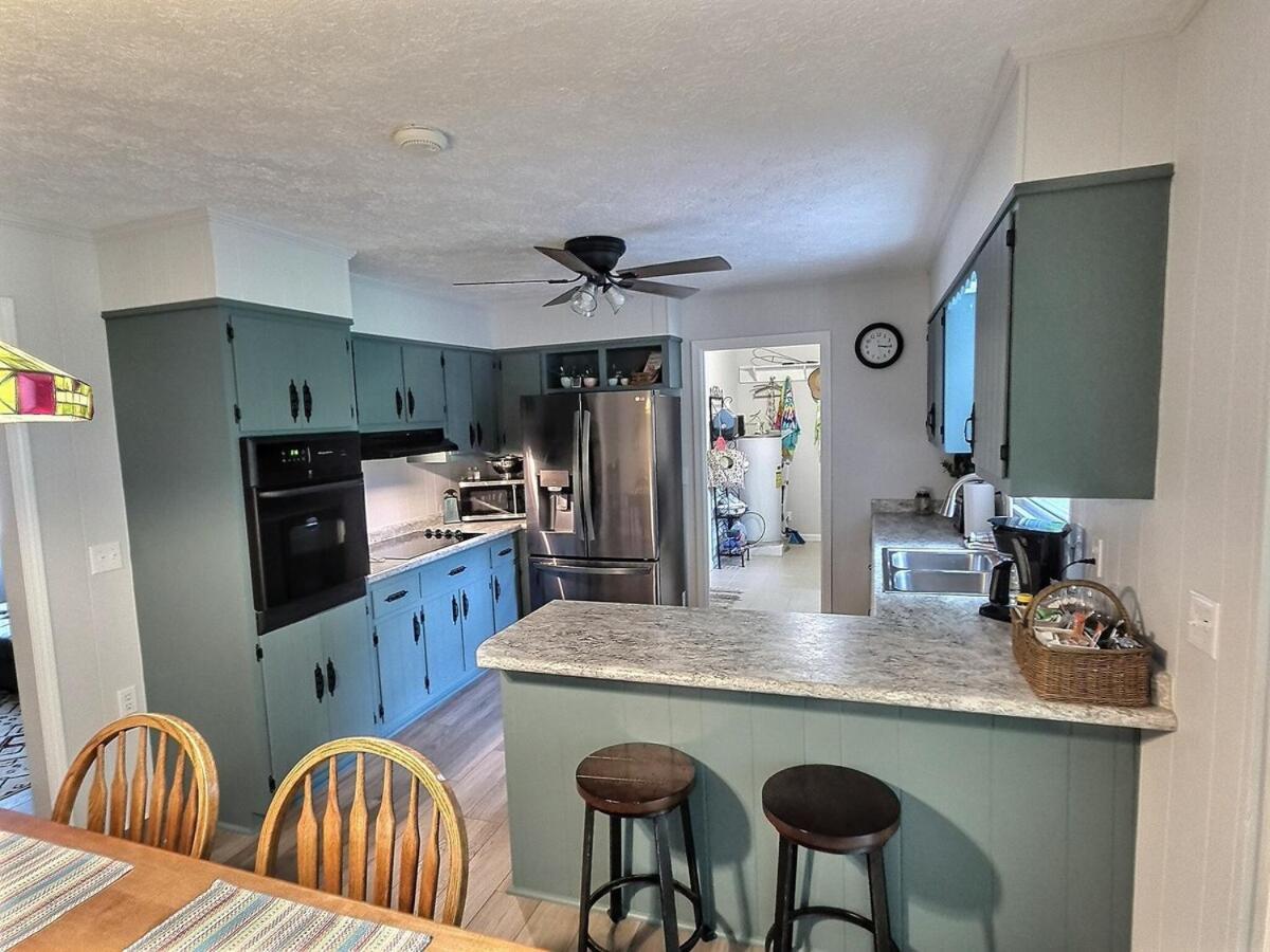 Updated Cottage, Screened Patio, Near Barkley