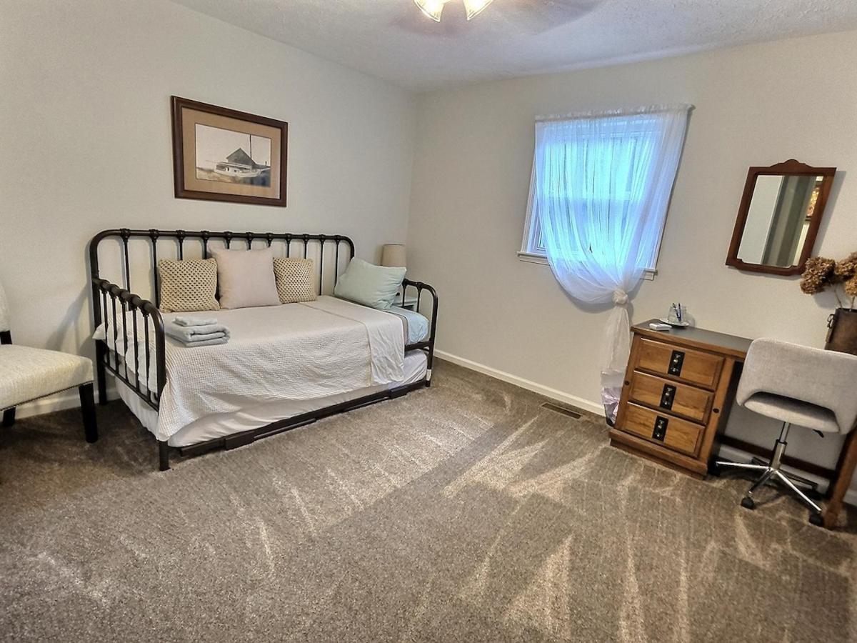 Updated Cottage, Screened Patio, Near Barkley