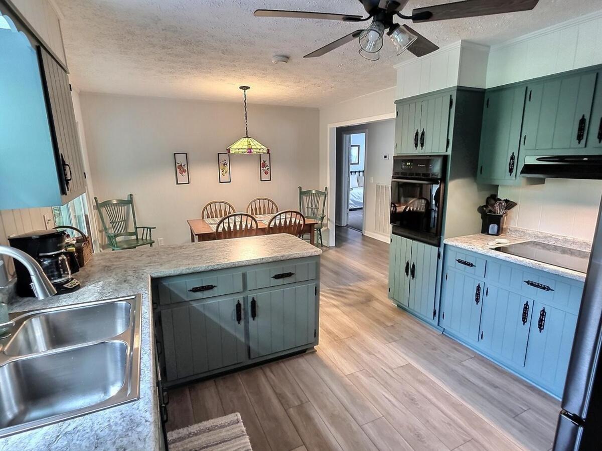 Updated Cottage, Screened Patio, Near Barkley