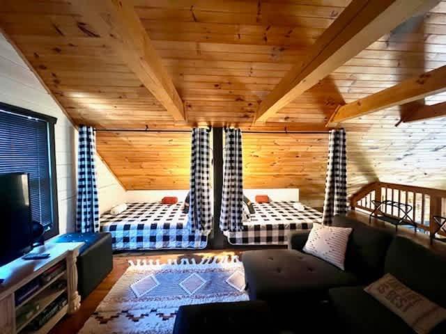 Tucked Away On The Ridge - Quiet Fall Retreat