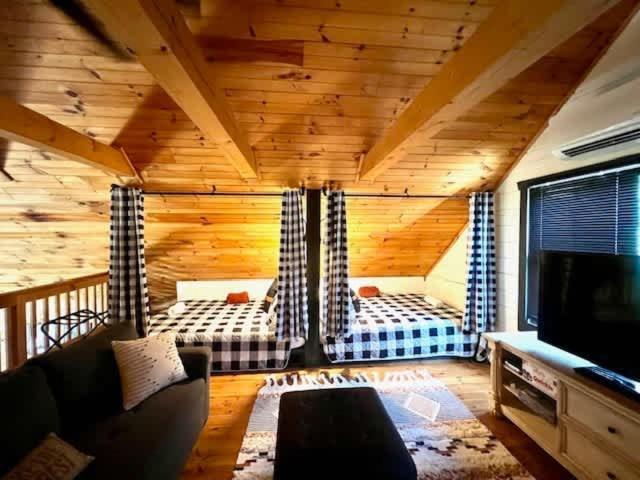 Tucked Away On The Ridge - Quiet Fall Retreat Holiday home *