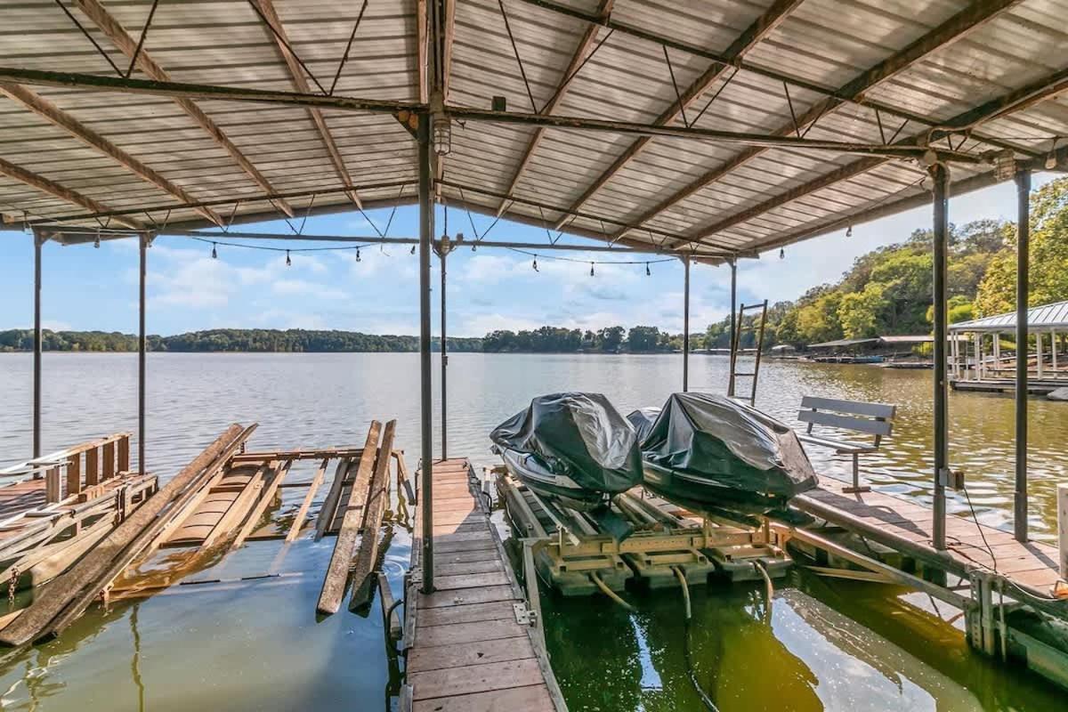 Views-dock-fish-jacuzzi-boat Service