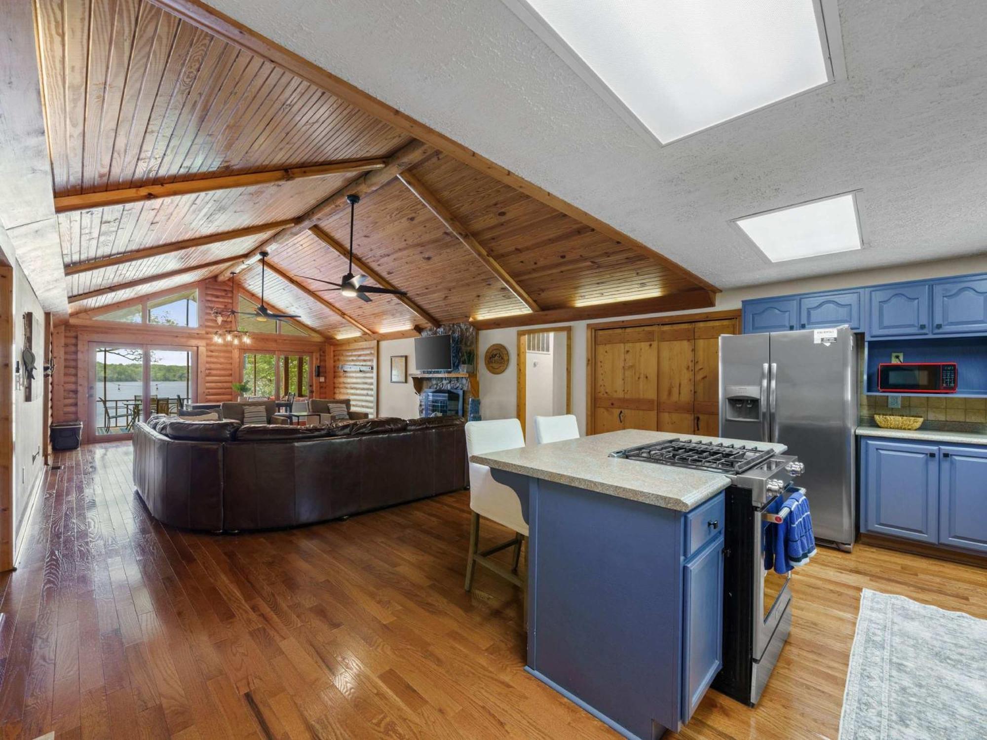 Views-dock-fish-jacuzzi-boat Service Holiday home