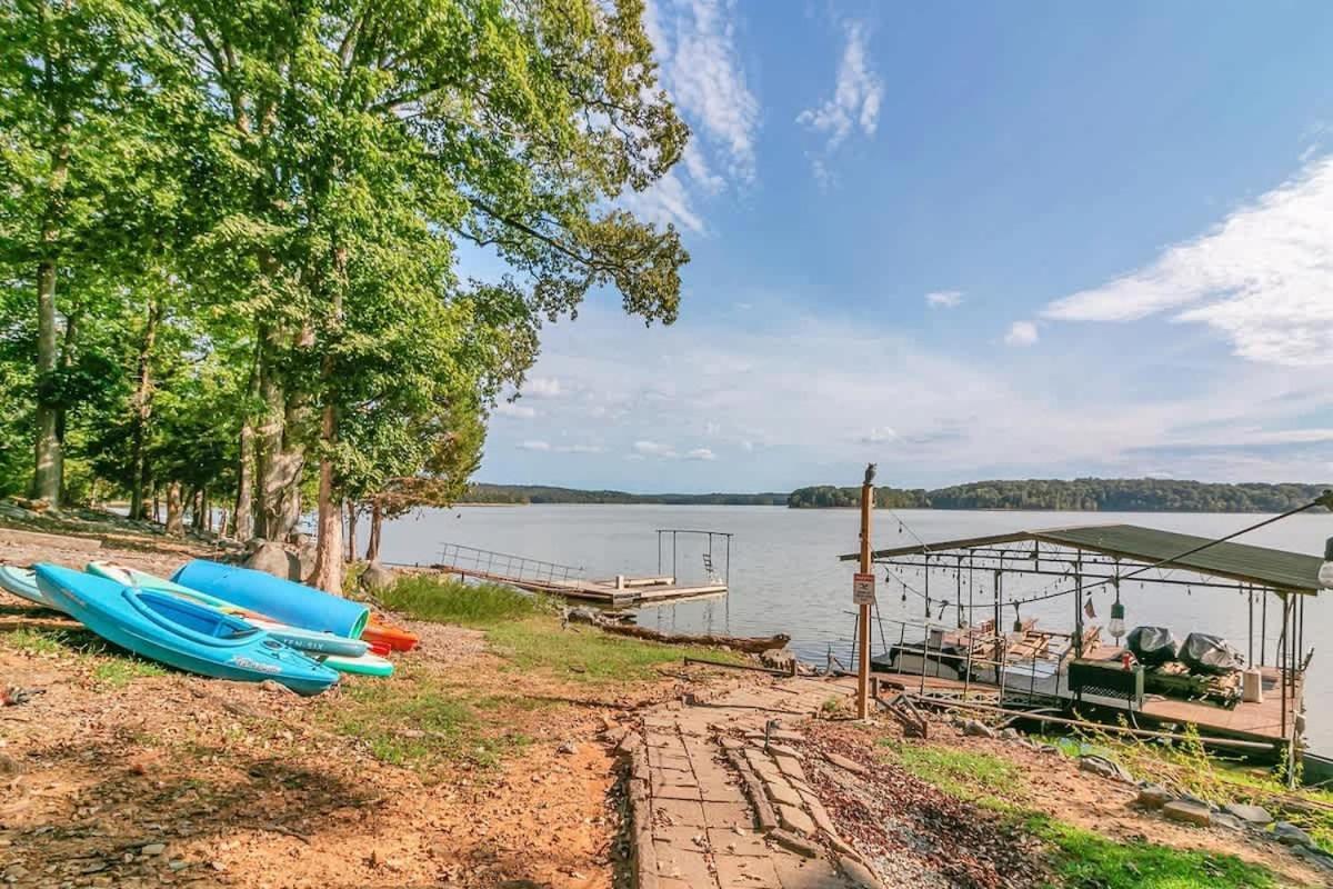 Views-dock-fish-jacuzzi-boat Service