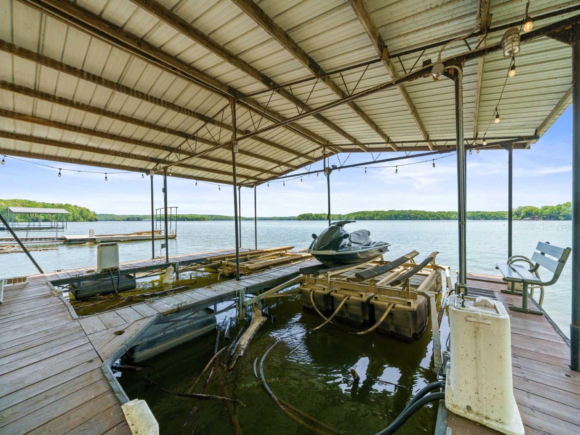 Views-dock-fish-jacuzzi-boat Service *