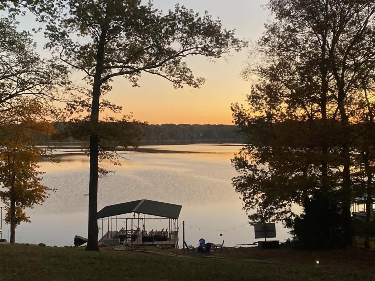 Views-dock-fish-jacuzzi-boat Service