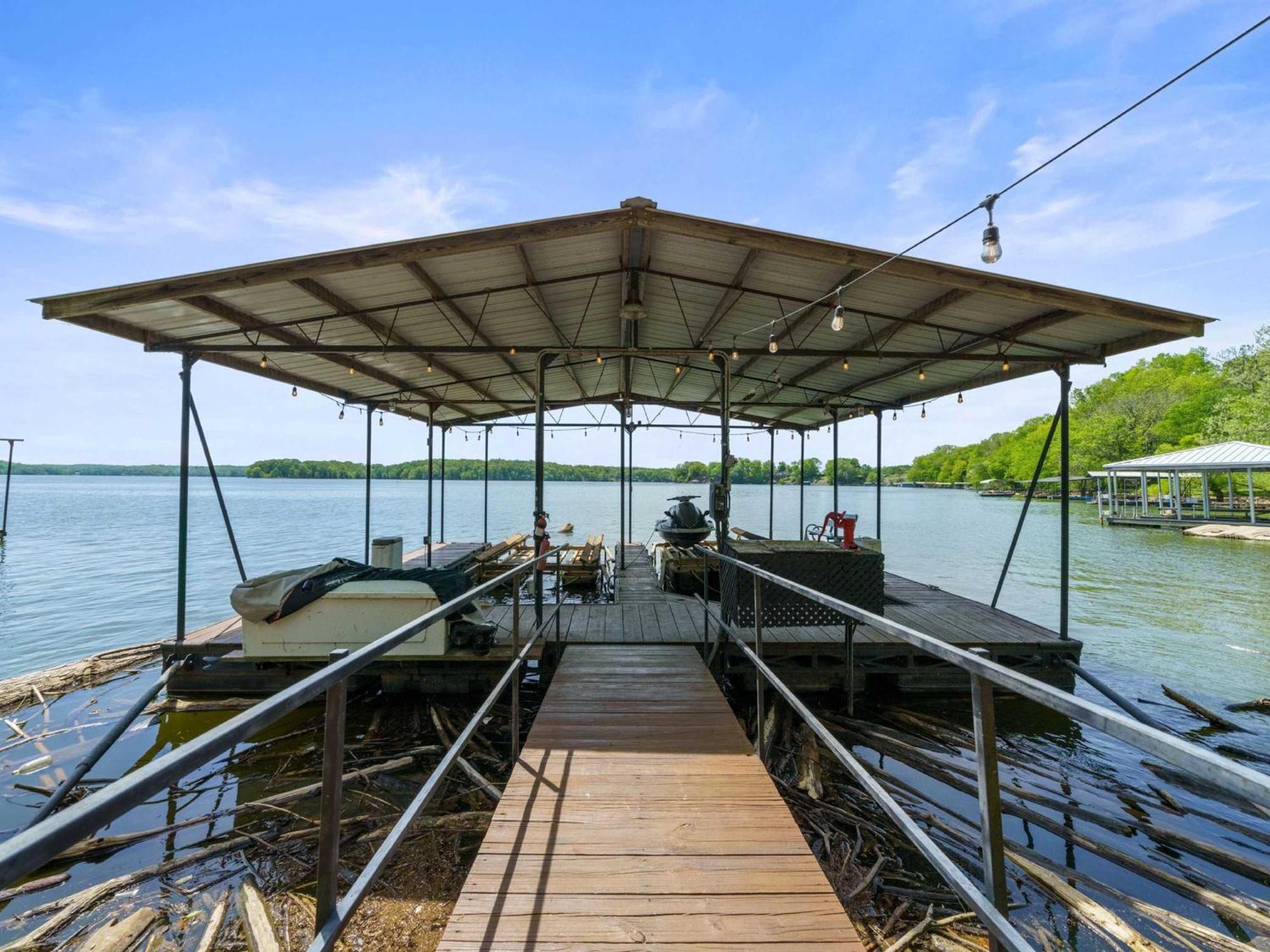 Views-dock-fish-jacuzzi-boat Service
